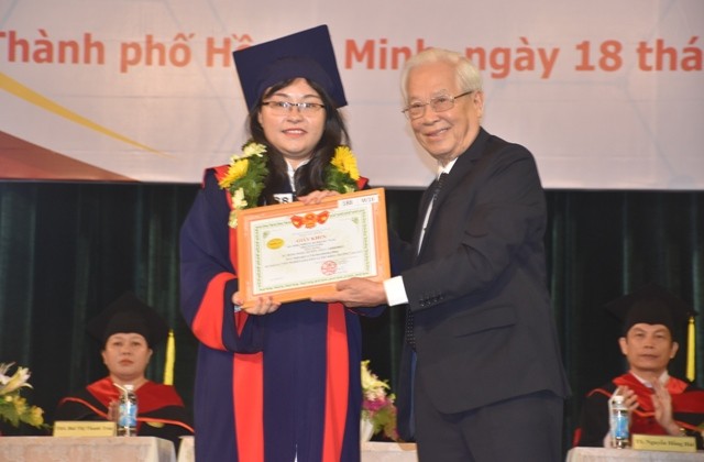 NGƯT Huỳnh Thế Cuộc - Chủ tịch HĐQT HUFLIT tuyên dương tân cử nhân Đặng Ngọc Quyên - tốt nghiệp đạt danh hiệu thủ khoa