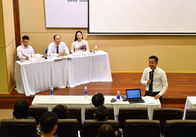 PGS.TS Huỳnh Văn Sơn – Phó Hiệu trưởng Trường ĐH Sư phạm TPHCM, trình bày tại hội thảo 