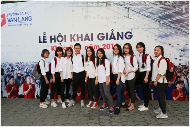 Tân sinh viên khóa 24 của ĐH Văn Lang hào hứng trong Lễ hội khai giảng truyền thống