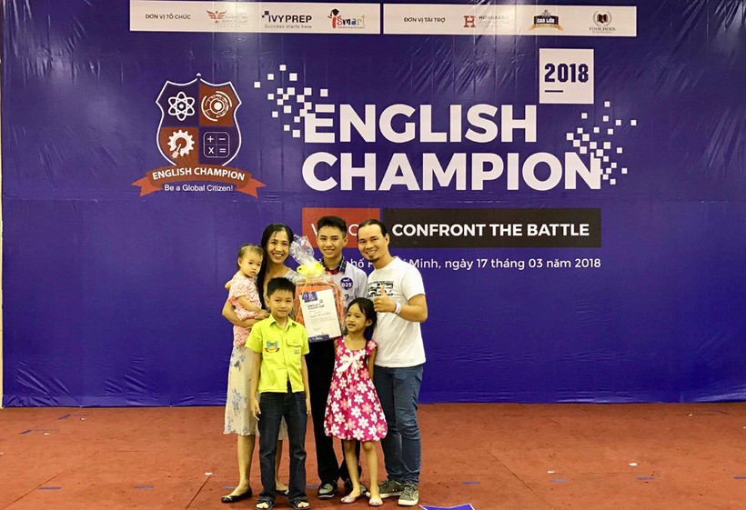 Gia đình ca sĩ Thụy Vũ tại cuộc thi English Champion 2018 (ảnh NVCC)