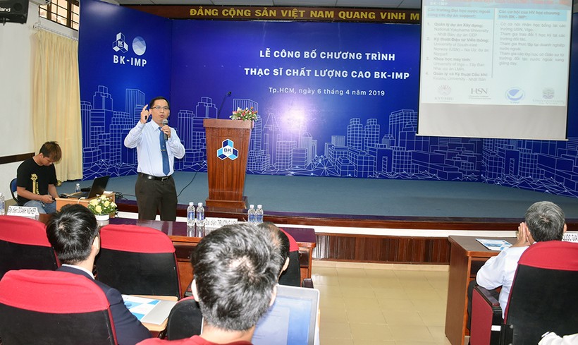 TS Đặng Đăng Tùng - Trưởng Văn phòng Đào tạo quốc tế HCMUT, giới thiệu về các chương trình BK-IMP, sáng ngày 6/4. Ảnh: H.Chương.