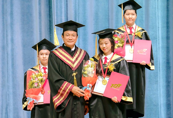 GS Lê Vinh Danh - Hiệu trưởng TDTU, trao bằng tốt nghiệp cho các học viên và SV