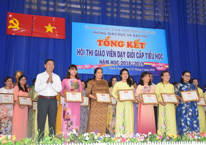 Ông Nguyễn Trí Dũng -  Trưởng phòng GD&ĐT huyện Bình Chánh, trao giải Nhất cho 6 giáo viên.