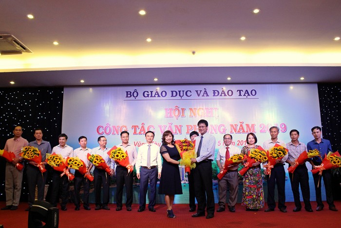 Thứ trưởng Bộ GD&ĐT Lê Hải An tặng hoa chúc mừng các tân Chánh Văn phòng sở GD-ĐT
