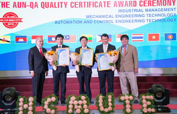 GS.TS. Shahrir Abdullah và PGS.TS Đỗ Văn Dũng trao chứng nhận đạt chuẩn AUN-QA cho đại diện 3 khoa của HCMUTE