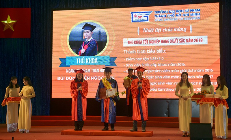 Lãnh đạo Trường ĐH Sư phạm TP.HCM trao bằng tốt nghiệp ĐH cho Bùi Đức Thiên Ngọc Sơn, ngày 16/6/2019