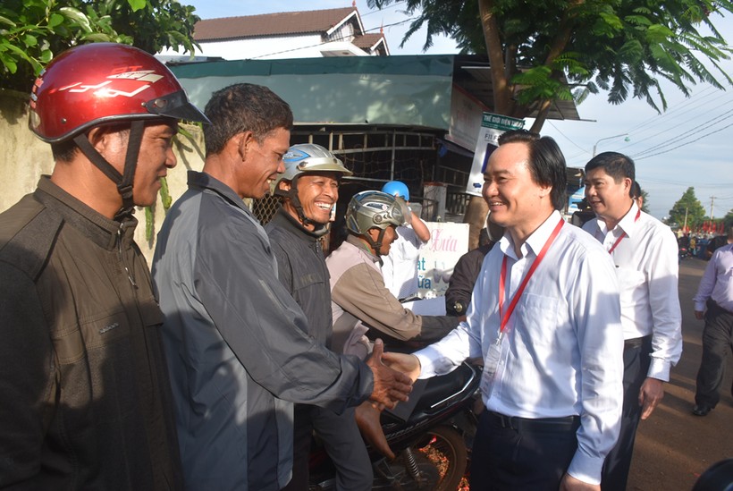 Bộ trưởng Phùng Xuân Nhạ thăm hỏi phụ huynh học sinh tại điểm thi Trường THPT Cư M’Gar (huyện Cư M’Gar, tỉnh Đắk Lắk)