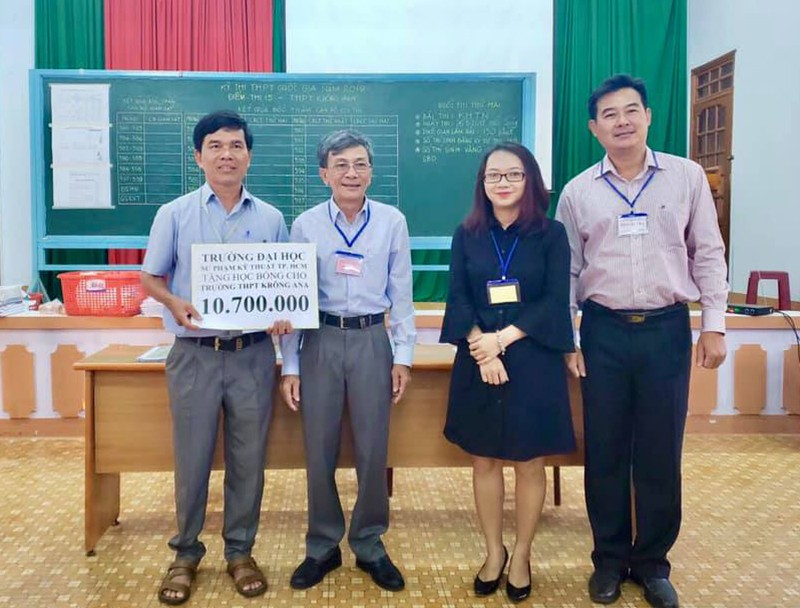 Đại diện HCMUTE trao học bổng cho Trường THPT Krông Ana (Huyện Krông Ana, Đắk Lắk)