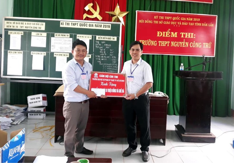 Cán bộ coi thi Trường ĐH Sư phạm Kỹ thuật TPHCM tặng học bổng cho Trường THPT Nguyễn Công Trứ (huyện Krông Pắc, Đắk Lắk)