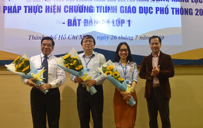PGS.TS Huỳnh Văn Sơn – Phó Hiệu trưởng Trường ĐH Sư phạm TPHCM tặng hoa cám ơn các diễn giả tham gia tọa đàm