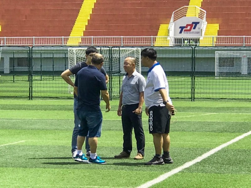 HLV Park Hang Seo trao đổi với hai trợ lý tại sân bóng của TDTU sáng 31/7