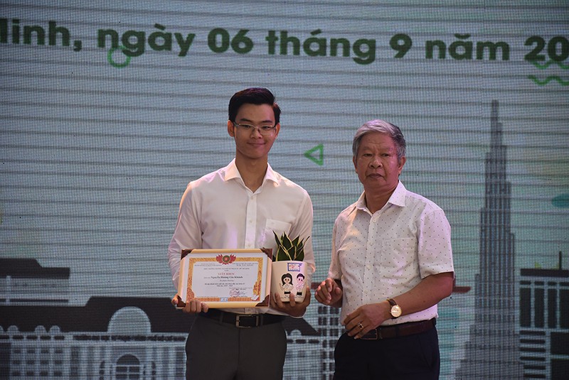 Đại diện nhà trường tuyên dương tân SV Nguyễn Hoàng Gia Khánh -Thủ khoa đầu vào năm học 2019-2020.