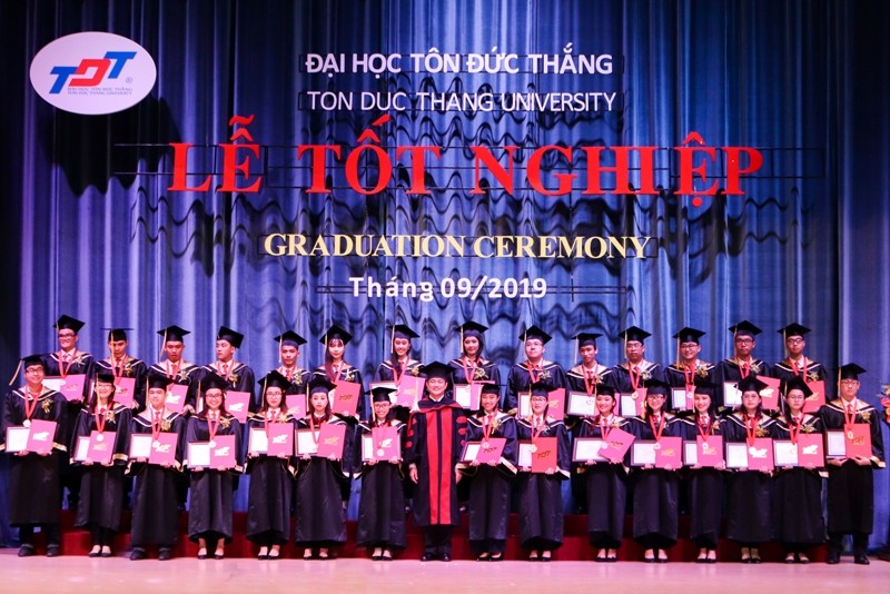 GS Lê Vinh Danh - Hiệu trưởng TDTU trao bằng tốt nghiệp ĐH.