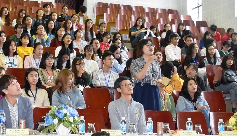SV Nguyễn Vân Anh - ngành Hàn Quốc học HUFLIT đặt câu hỏi với các diễn giả.