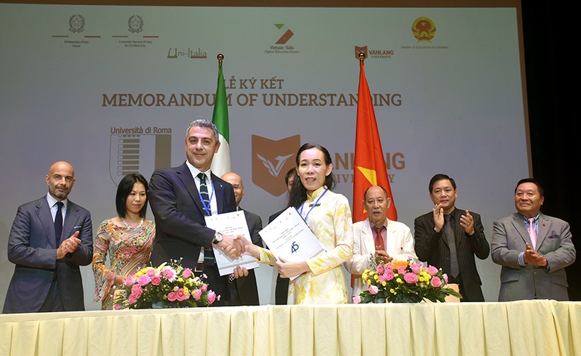 Đại diện VLU và ĐH Roma 2 ký kết biên bản ghi nhớ tại sự kiện.