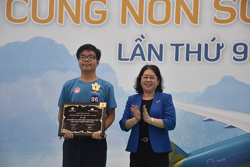Bà Bùi Thị Diễm Thu – Phó Giám đốc Sở GD&ĐT TPHCM tuyên dương HS Trường THPT Trần Khai Nguyên - đạt giải Đơn vị có thí sinh dự thi Vòng trực tuyến nhiều nhất