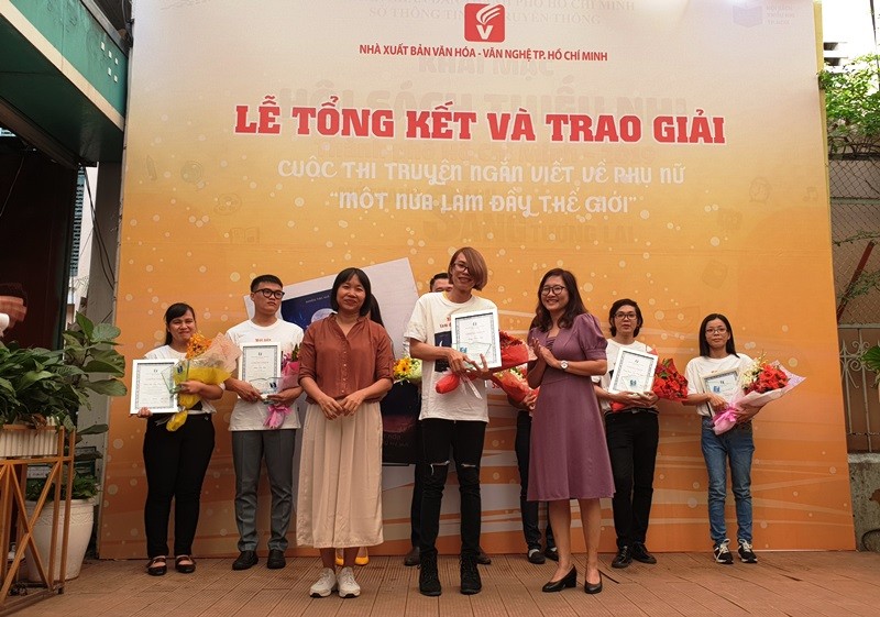 Bà Đinh Thị Phương Thảo – Tổng biên tập NXB Văn hóa – Văn nghệ TPHCM (phải) và nhà văn Nguyễn Ngọc Tư trao giải Nhất cho tác giả Tống Phước Bảo