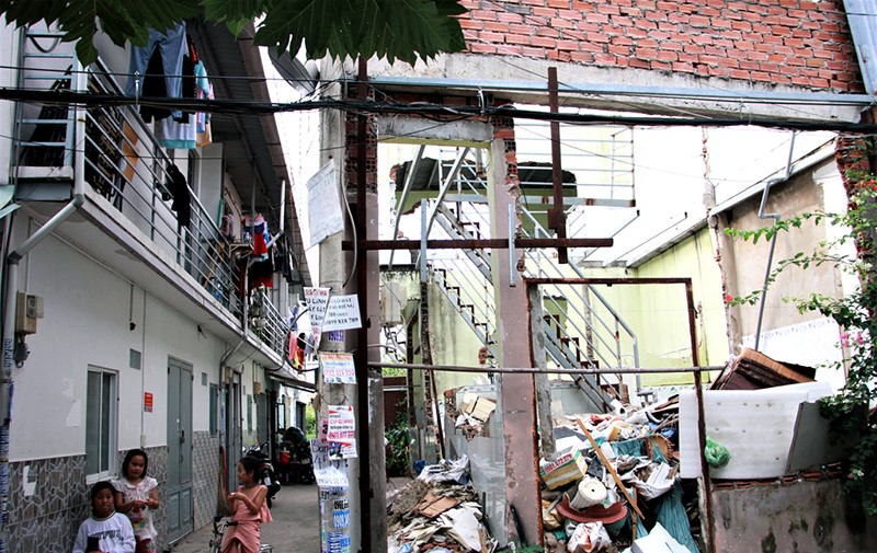 Một căn nhà không phép tại phường Hiệp Bình Chánh, Q. Thủ Đức bị tháo dỡ