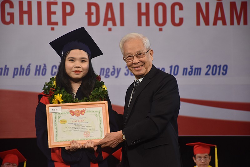 NGƯT Huỳnh Thế Cuộc - Chủ tịch HĐQT HUFLIT tuyên dương tân cử nhân Trần Thị Kim Thúy, thủ khoa tốt nghiệp của trường 