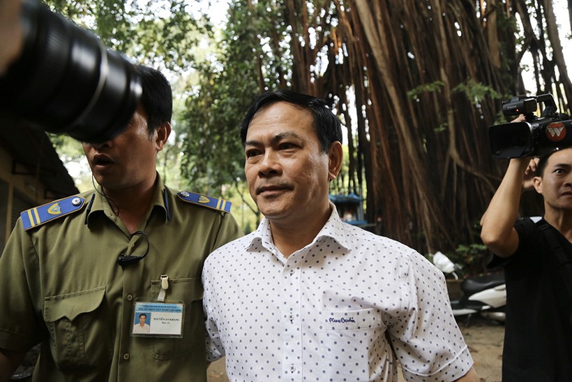 Ông Nguyễn Hữu Linh vào tòa trong vòng vây của phóng viên