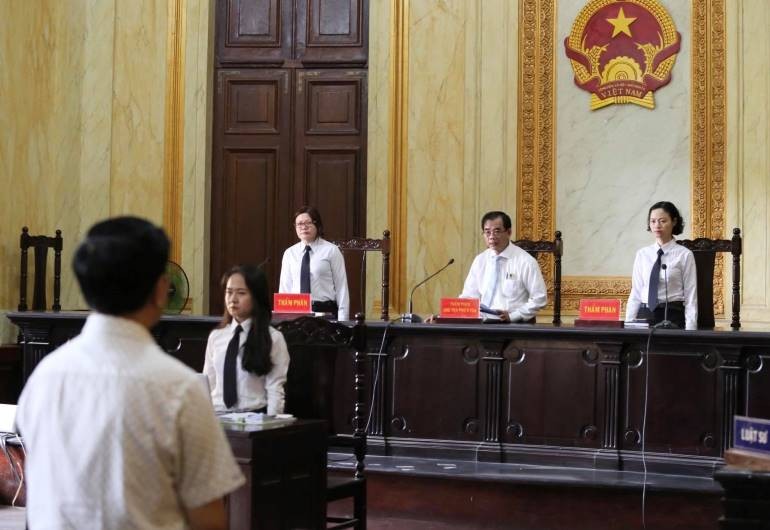 Bị cáo Nguyễn Hữu Linh đứng nghe tòa tuyên án