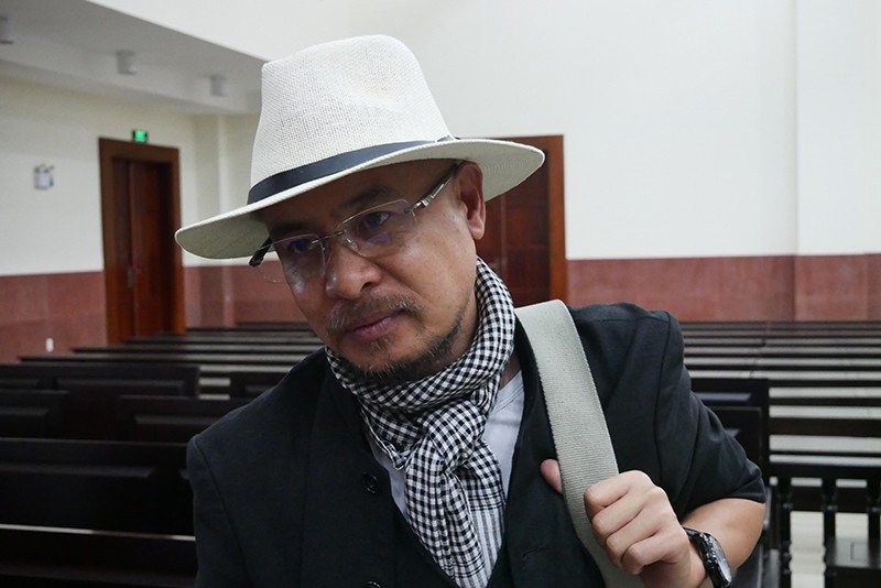 Ông Đặng Lê Nguyên Vũ đến dự phiên tòa sáng 18/11 từ rất sớm