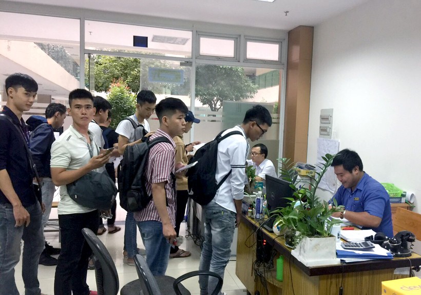 SV Trường ĐH Nông Lâm TPHCM xếp hàng chờ nhận giấy xác nhận vay vốn. Ảnh: NLU