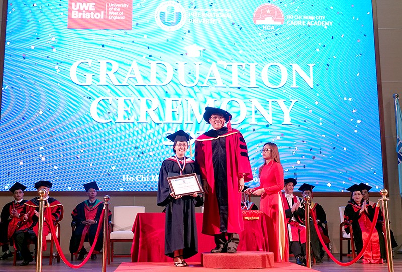 TS Trần Tiến Khoa - Hiệu trưởng HCMIU tuyên dương SV tốt nghiệp đạt thành tích cao