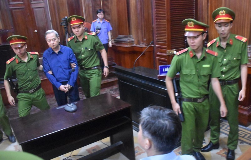 Bị cáo Nguyễn Hữu Tín được lực lượng an ninh áp giải vào phòng xét xử. Ảnh: C.Chương