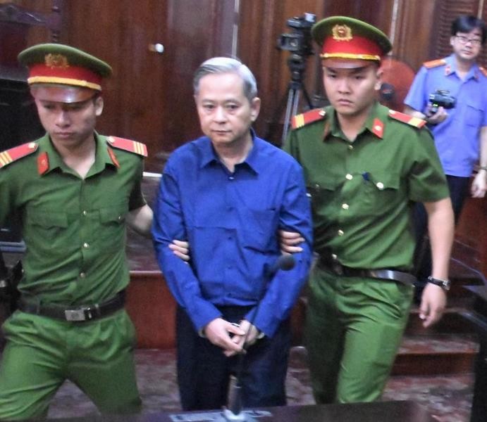 Bị cáo Nguyễn Hữu Tín được lực lượng an ninh áp giải tại phiên tòa