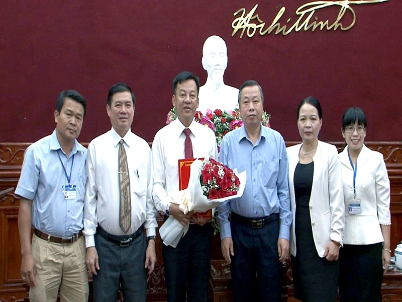 Phó Chủ tịch UBND tỉnh Huỳnh Anh Minh trao quyết định bổ nhiệm chức vụ Giám đốc Sở GD&ĐT cho ông Lý Thanh Tâm. Ảnh:CTV