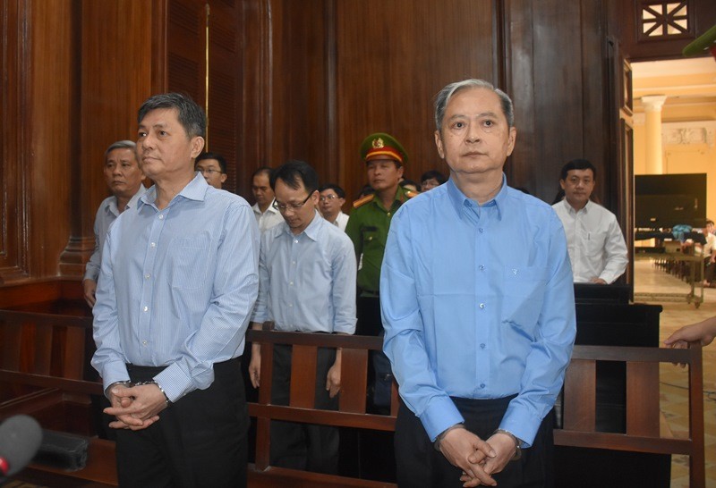 Bị cáo Nguyễn Hữu Tín (phải) và bị cáo Đào Anh Kiệt tại phiên tòa, sáng 30/12. Ảnh: C.Chương