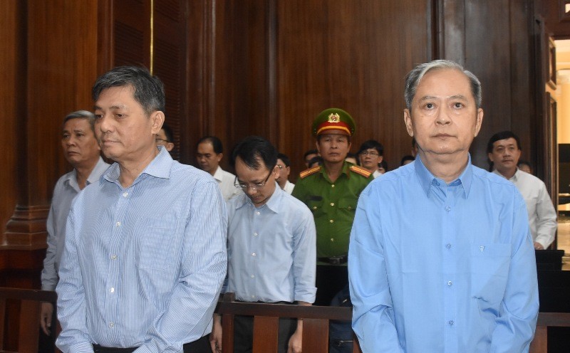 Bị cáo Nguyễn Hữu Tín (phải), bị cáo Đào Anh Kiệt tại phiên tòa.