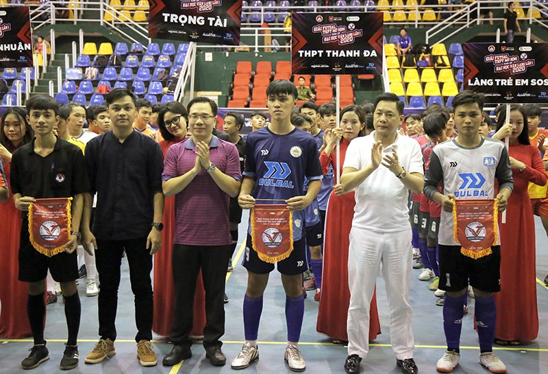 Ban tổ chức trao cờ lưu niệm cho các đơn vị tham gia giải đấu.
