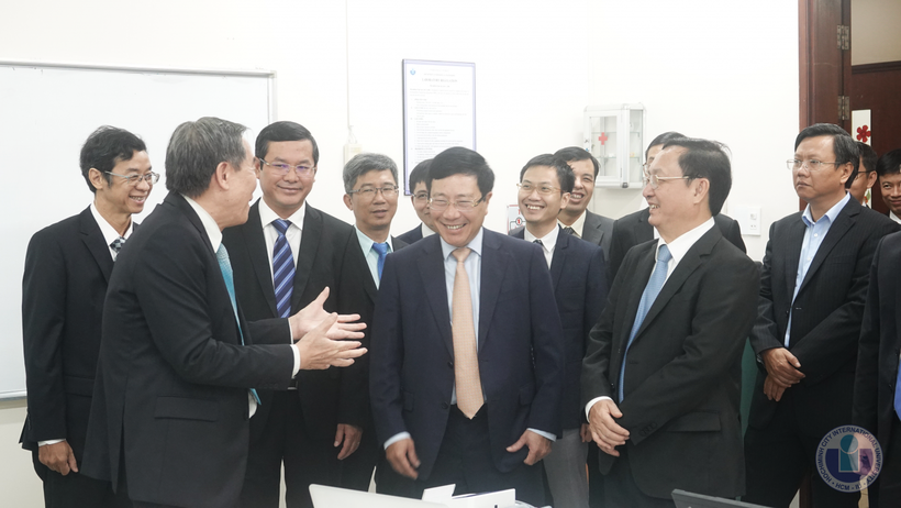 Phó Thủ tướng Phạm Bình Minh và Thứ trưởng Bộ GD&ĐT Nguyễn Văn Phúc nghe giới thiệu về Khoa Kỹ thuật Y sinh IU. 