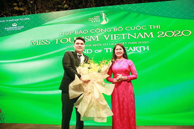 Bà Tôn Thị Ngọc Hạnh (Phó chủ tịch UBND Tỉnh Đắk Nông) tặng hoa cám ơn nhà tài trợ kim cương của cuộc thi.