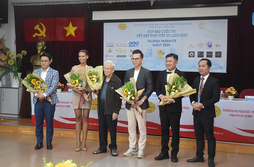 Ban tổ chức tặng hoa cho các thành viên Ban giám khảo cuộc thi.