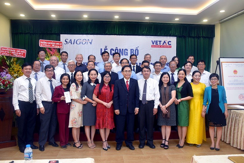 Đại diện các cơ sở giáo dục nghề nghiệp tham dự chúc mừng Trung tâm VETAC đi vào hoạt động.