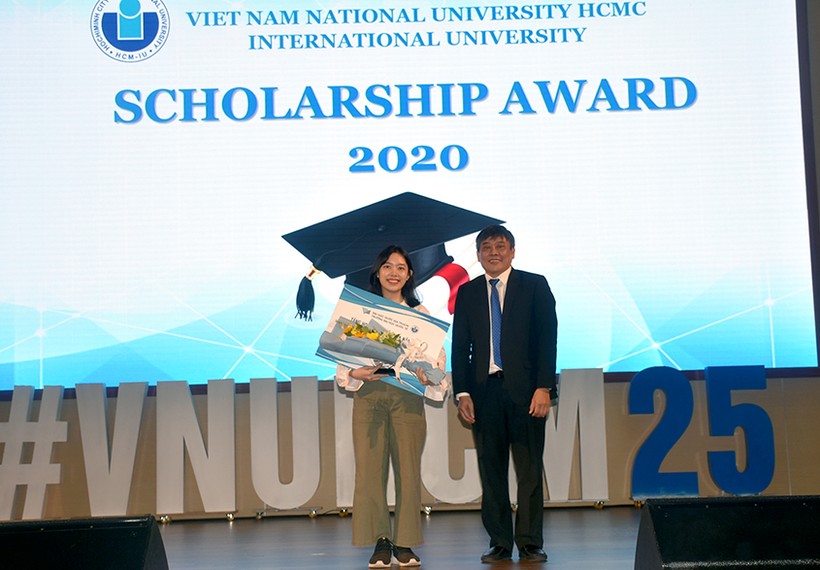 TS Trần Tiến Khoa (Hiệu trưởng IU) trao phần thưởng học bổng trị giá 30 triệu đồng cho một trong ba thủ khoa đầu vào của trường.
