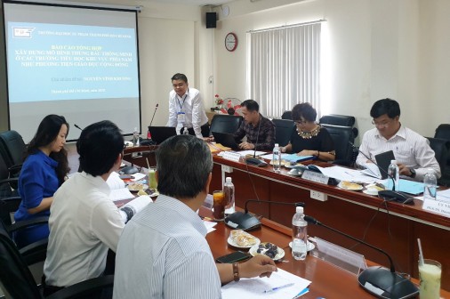 ThS Nguyễn Vĩnh Khương - chủ nhiệm đề tài, trình bày tại cuộc họp.