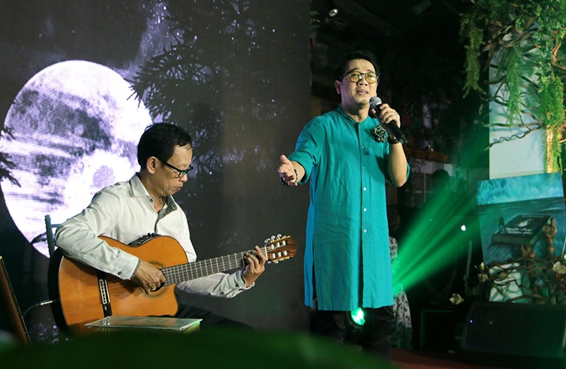 NSƯT Thành Lộc và Guitar Lê Huy tham gia chương trình.
