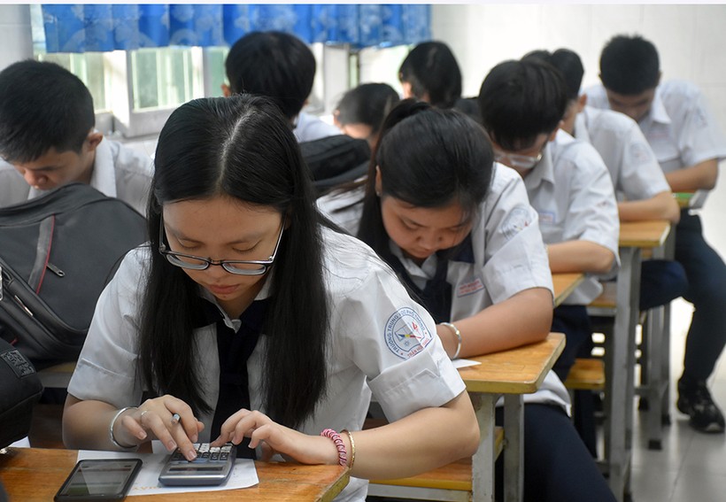 HS Trường THPT Trần Hữu Trang (TPHCM) sử dụng điện thoại di động làm bài kiểm tra giữa kỳ theo hình thức trực tuyến. Ảnh: Công Chương.