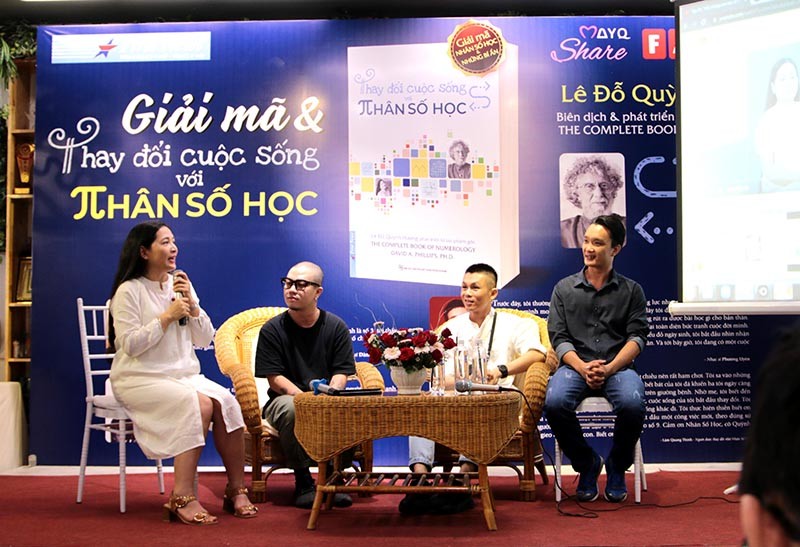 MC Quỳnh Hương và khách mời chia sẻ câu chuyện của mình.