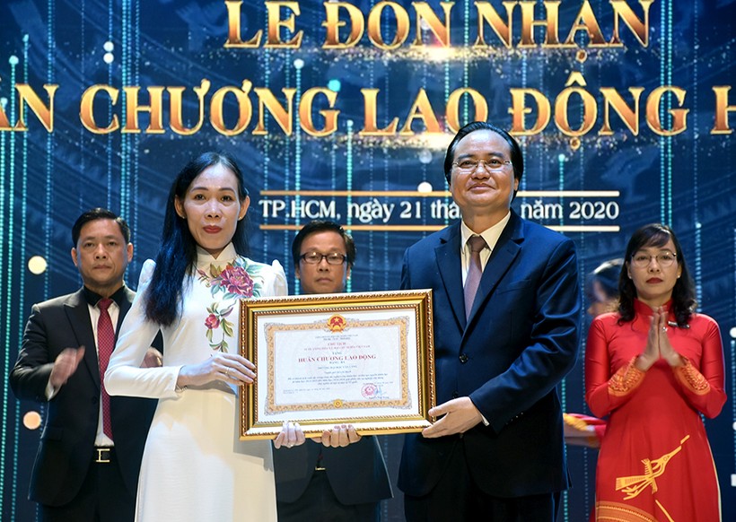 Bộ trưởng Phùng Xuân Nhạ (phải) trao Huân chương Lao động hạng Ba cho PGS.TS Trần Thị Mỹ Diệu - Hiệu trưởng VLU.