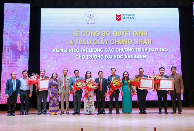 Trung tâm Kiểm định Chất lượng GD (Hiệp hội các trường ĐH, CĐ Việt Nam) trao giấy chứng nhận cho 3 CTĐT của VLU.