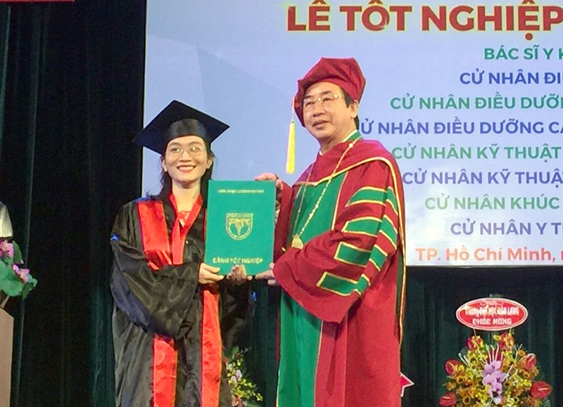 PGS.TS.BS Ngô Minh Xuân (Hiệu trưởng Trường ĐH Y Khoa Phạm Ngọc Thạch) trao bằng tốt nghiệp cho các tân bác sĩ.