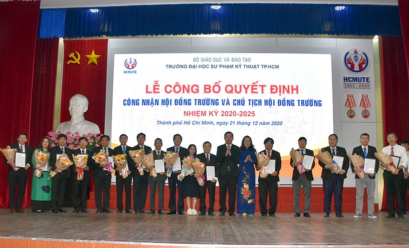 Thứ trưởng Nguyễn Văn Phúc trao quyết định công nhận của Bộ GD&ĐT cho Hội đồng trường HCMUTE.