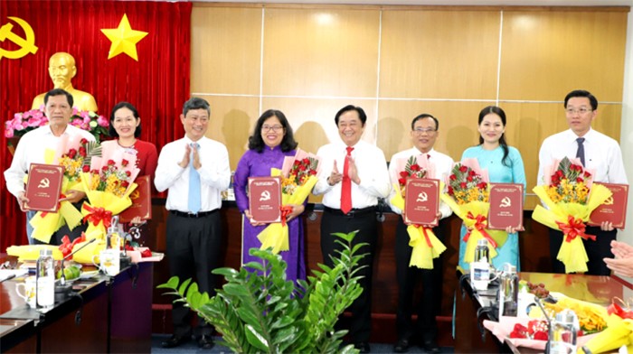 TS Nguyễn Thị Nhật Hằng (thứ 2 từ phải qua) nhận quyết định bổ nhiệm Giám đốc Sở GD&ĐT tỉnh Bình Dương.