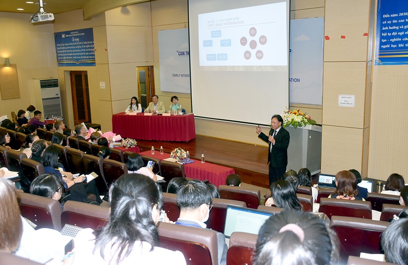 PGS.TS Phạm Minh Mục (Viện Khoa học Giáo dục Việt Nam) trình bày tham luận tại hội thảo.