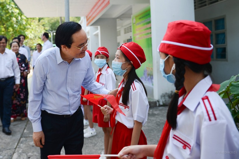 Bộ trưởng Phùng Xuân Nhạ trò chuyện với HS Trường Tiểu học Lê Văn Tám.